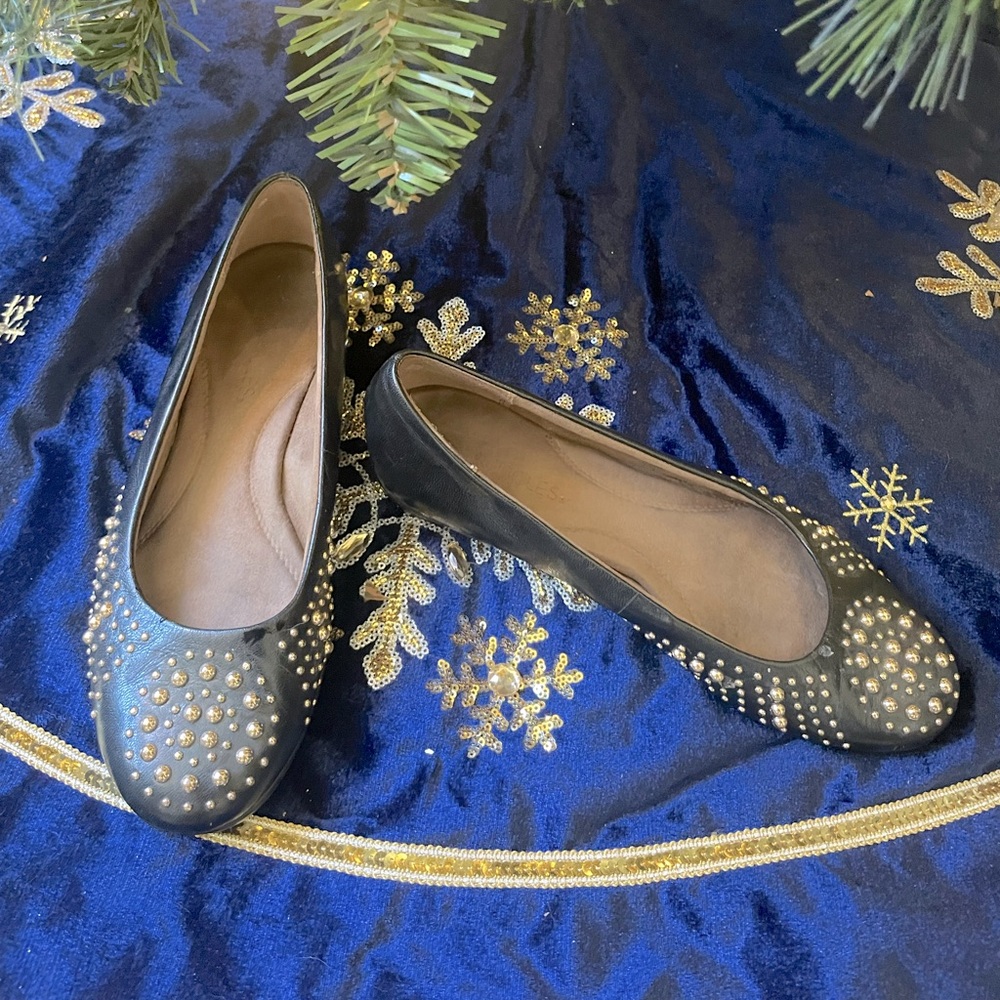 Gorgeous and festive Aersoloes flats size 8.5. Perfect for the holidays!